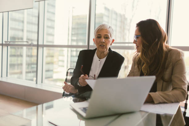 istock Businesswomen working in the office 670535040