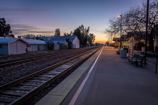 Plataforma del tren al amanecer - Merced, California, USA photo