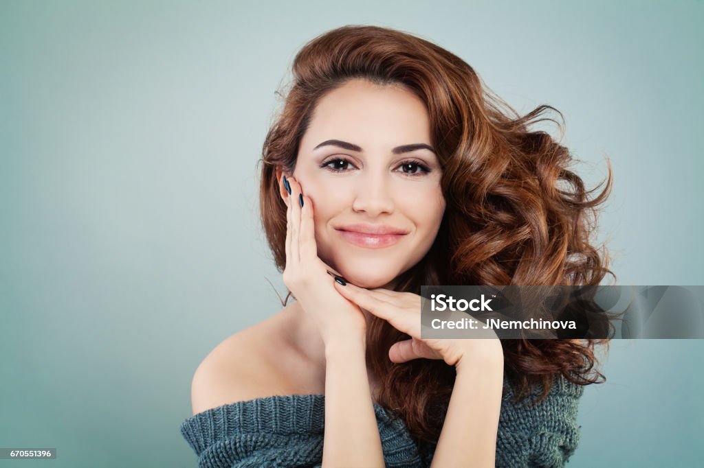 Bella modella sorridente donna con acconciatura ondulata. Concetto di cosmetologia e trattamento - Foto stock royalty-free di Bellezza