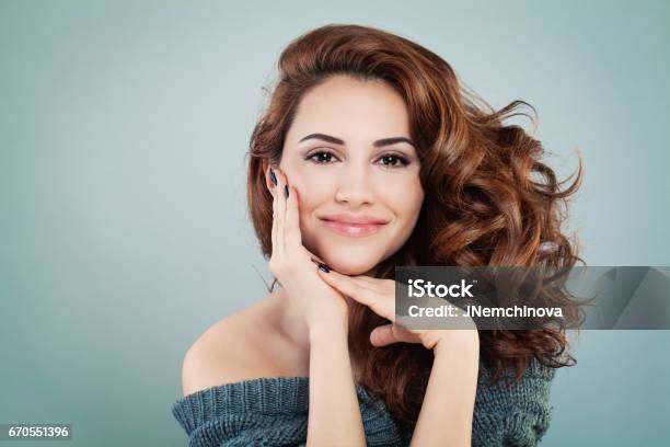 Bella Modella Sorridente Donna Con Acconciatura Ondulata Concetto Di Cosmetologia E Trattamento - Fotografie stock e altre immagini di Bellezza