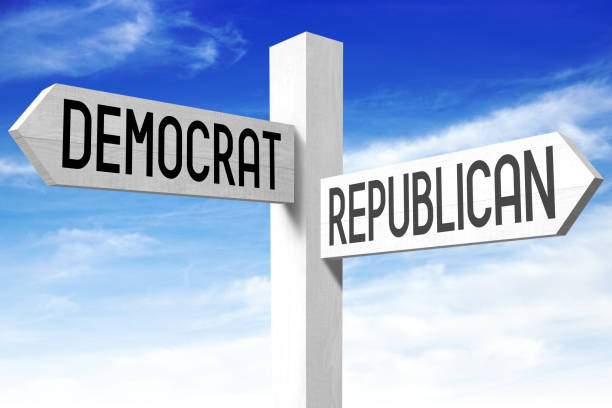 demócrata, republicano - poste indicador de madera - directional sign crossroads sign distance sign sign fotografías e imágenes de stock