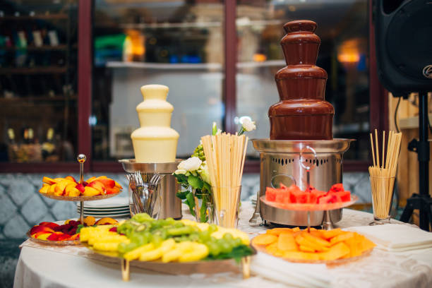 chocolate fountain on the table - wedding reception fountain chocolate candy wedding imagens e fotografias de stock