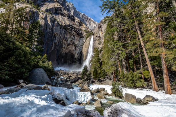 lower yosemite falls en invierno - parque nacional de yosemite, california, usa - yosemite national park winter waterfall california fotografías e imágenes de stock