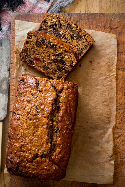 barmbrack traditionnel gâteau à thé irlandais fait pour halloween - tea cake photos et images de collection