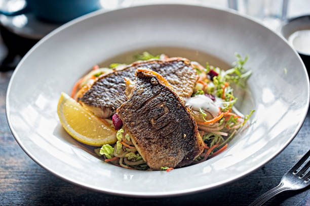овощной салат со свеклой и морским окунем на гриле - sea bass prepared fish food grilled стоковые фото и изображения