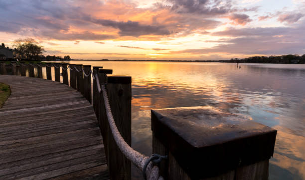 tramonto sul lago normanno 2 - rainbow harbor foto e immagini stock