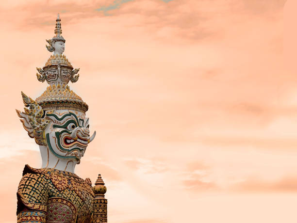 a estátua gigante localizada no templo. as características do gigante representa a singularidade da arte da tailândia. - bangkok thailand demon majestic - fotografias e filmes do acervo