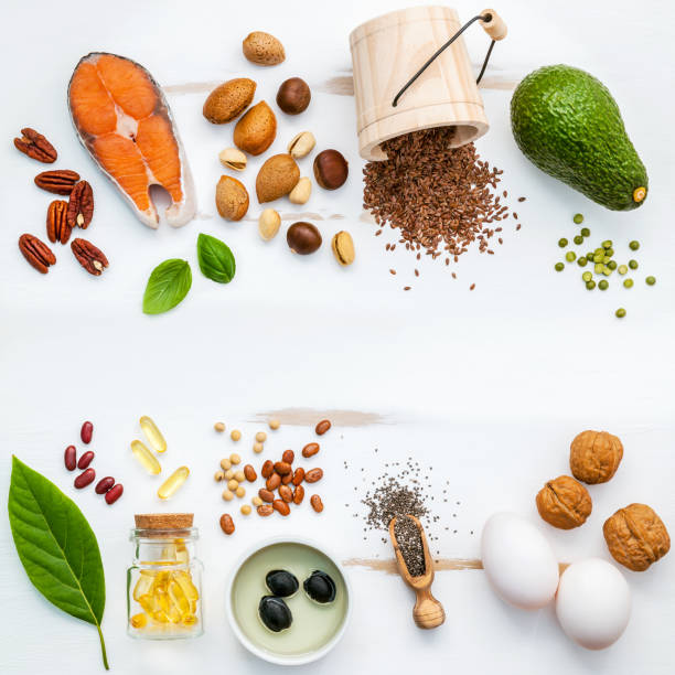 Selection food sources of omega 3 . Super food high omega 3 and unsaturated fats for healthy food. Almond ,pecan ,hazelnuts,walnuts ,olive oils ,fish oils ,salmon ,flax seeds ,chia ,eggs and avocado . fuentes de alimentación selección de omega 3. alimentos super alto omega 3 y grasas no saturadas para alimentos saludables. almendra, nuez, avellanas, nueces, aceites de oliva, aceites de pescado, salmón, semillas de lino, chia, huevos y aguacate.