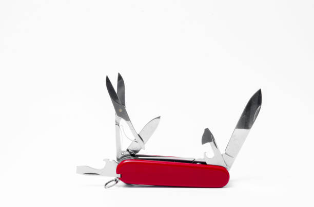 赤ナイフマルチツール、白い背景に隔離 - penknife swiss culture work tool switzerland ストックフォトと画像