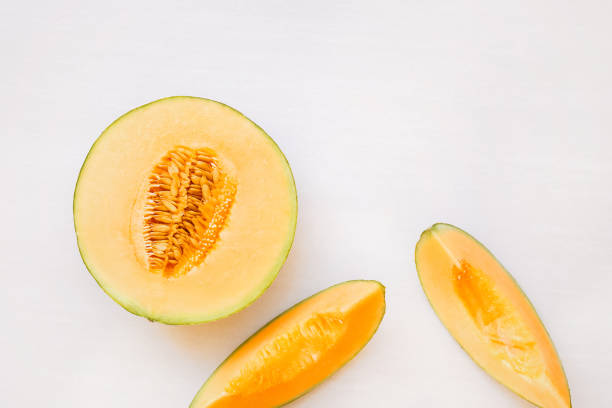 reife melone hälfte und scheiben - melon watermelon cantaloupe portion stock-fotos und bilder