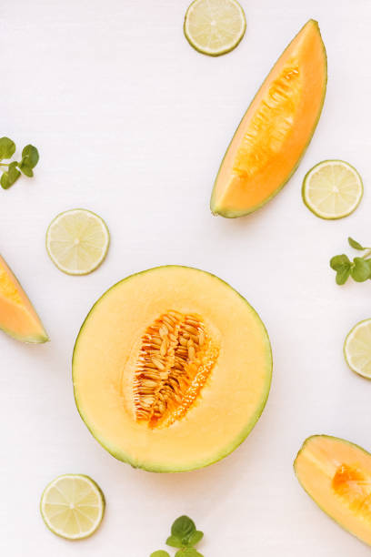 cantaloupe-melone hälfte und scheiben und kalk - watermelon fruit summer portion stock-fotos und bilder