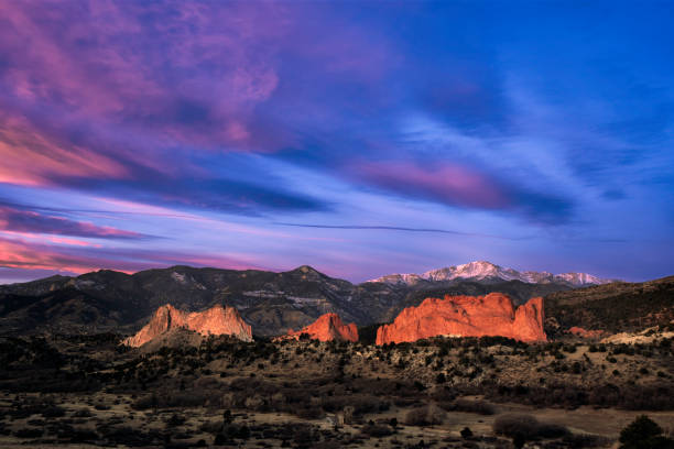 púrpura sky  - garden of the gods fotografías e imágenes de stock