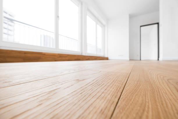 camera vuota, pavimento in legno in nuovo appartamento - primed foto e immagini stock