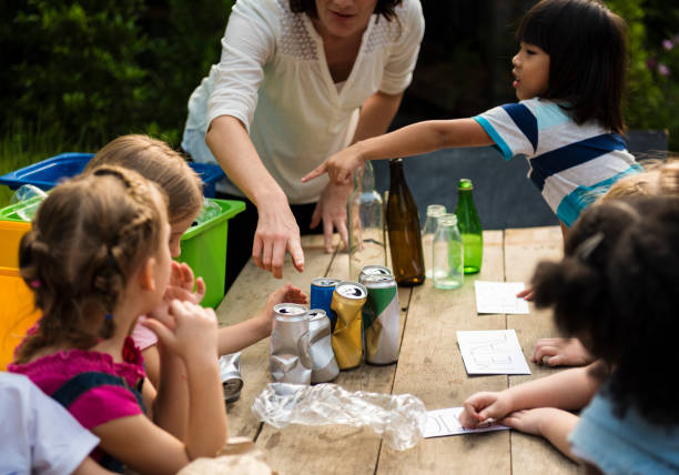 groupe de camarades de classe enfants biologie recyclage environnement d’apprentissage - science education school offspring photos et images de collection