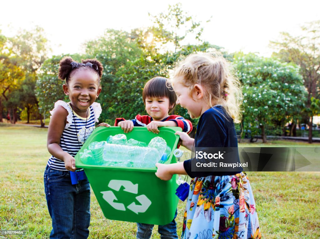 Gruppe von Freiwilligen Wohltätigkeit Schulumgebung Kinder - Lizenzfrei Recycling Stock-Foto