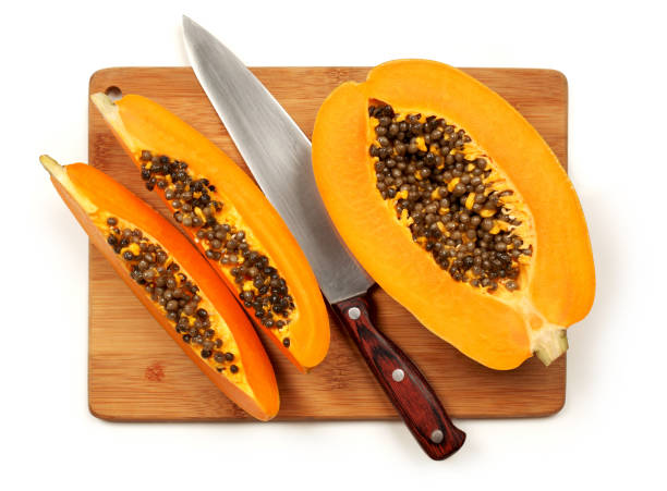 la papaya madura es fruta sana y alto valor nutricional aislado sobre fondo blanco - high nutritional value fotografías e imágenes de stock