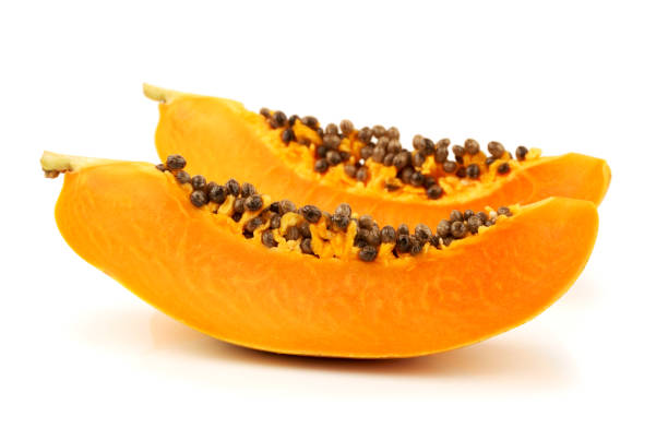 la papaya madura es fruta sana y alto valor nutricional aislado sobre fondo blanco - high nutritional value fotografías e imágenes de stock