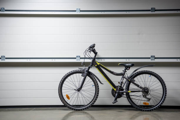 istock Mountain bike standing indoors at grey wall 670776808