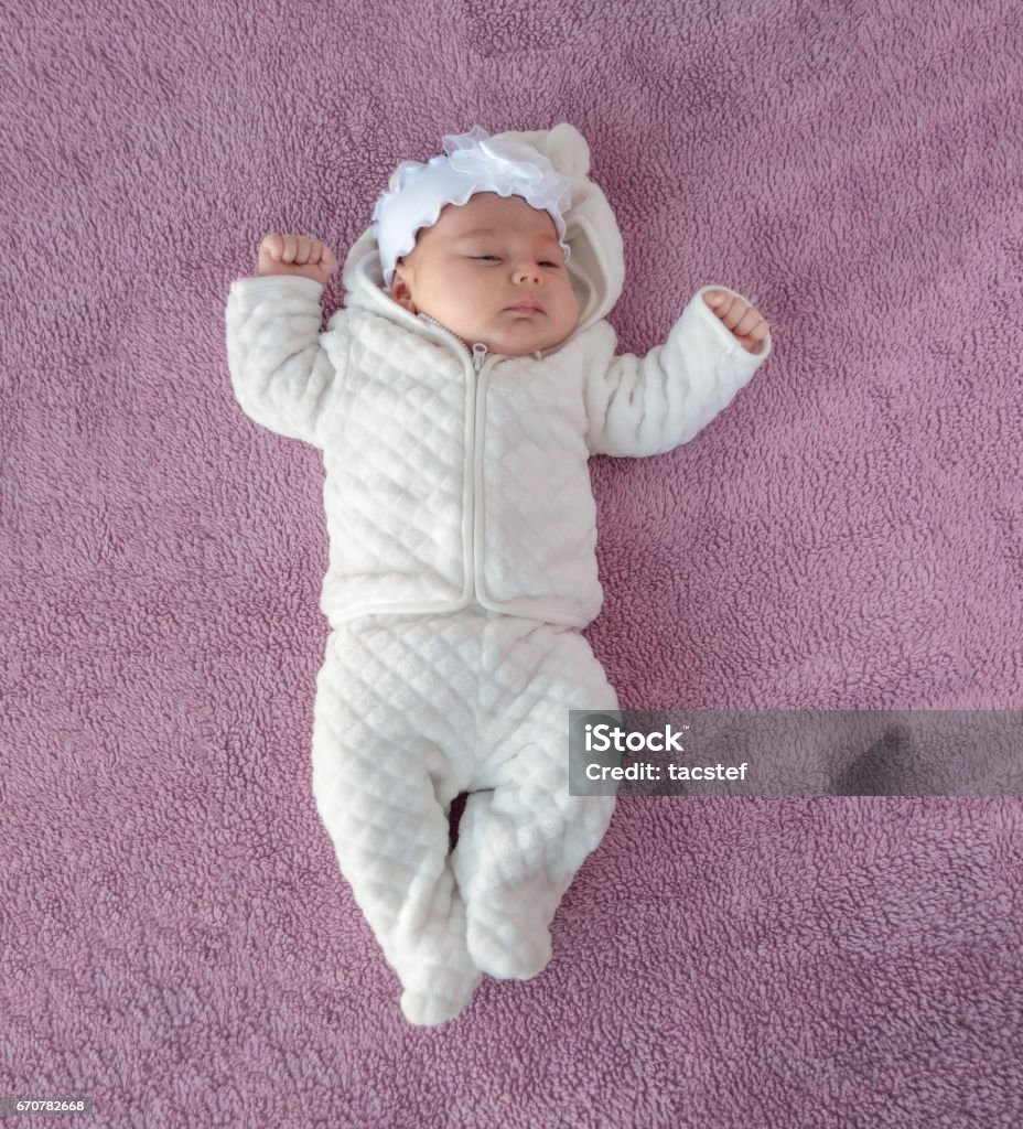 Bebé Recién Nacido Sobre Un Fondo Púrpura Imagen De La Parte Superior  Recién Nacido Niño Vestido Con Gusto Foto de stock y más banco de imágenes de  Bebé - iStock