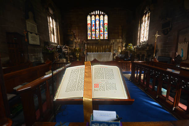 gawsworth circuit - church stained glass hymnal glass imagens e fotografias de stock
