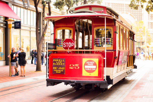 funivia d'epoca a san francisco, california - overhead cable car car usa avenue foto e immagini stock