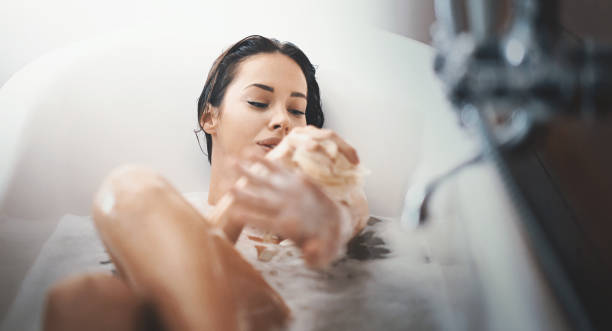 リラックスしたバスを備えています。 - bathtub women relaxation bathroom ストックフォトと画像