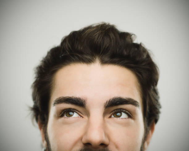 retrato de un hombre real sonriente - brown eyes fotografías e imágenes de stock