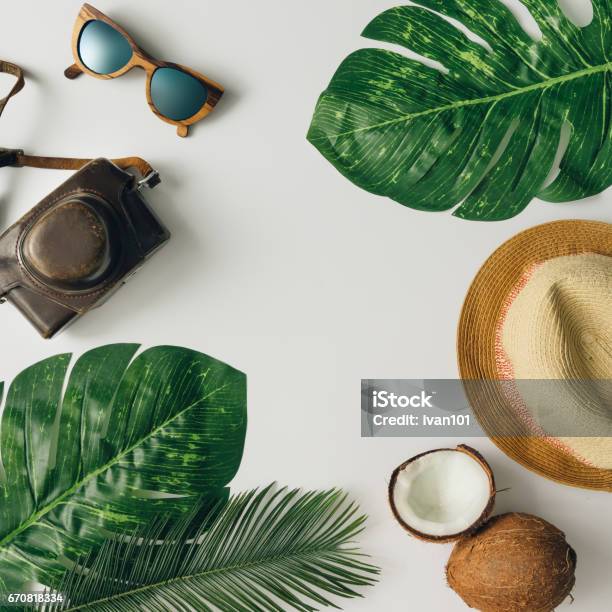 Diseño De Viaje Creativo Verano Tropical La Endecha Plana Concepto De Vacaciones Foto de stock y más banco de imágenes de Posición horizontal desde arriba