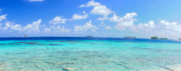 turkosa havet med ön från isla de perro ö i karibien se - san blas bildbanksfoton och bilder