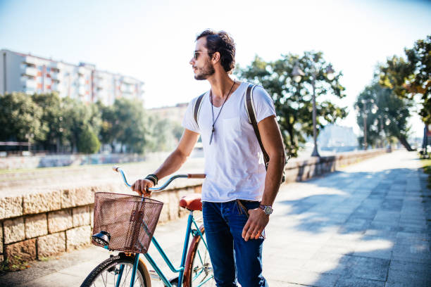 istock Sunny day in the city 670841060