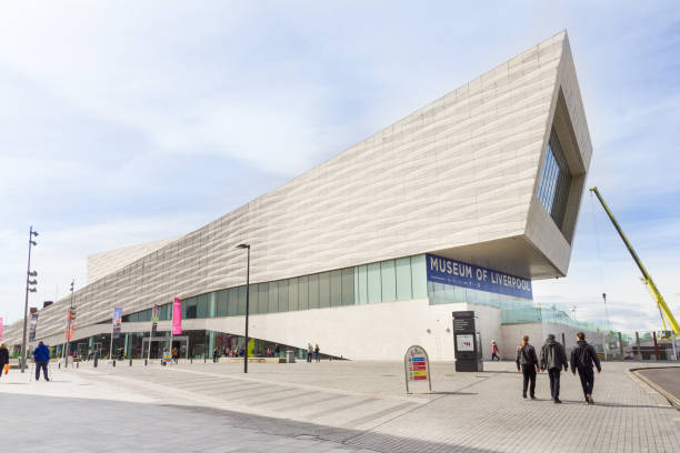 menschen zu fuß in dem molenkopf neben dem museum liverpool - museum of liverpool stock-fotos und bilder