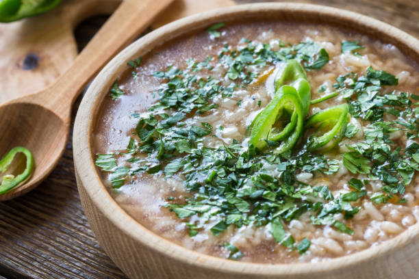 sopa de carne con arroz y perejil en cuenco de madera - vegetable barley soup fotografías e imágenes de stock