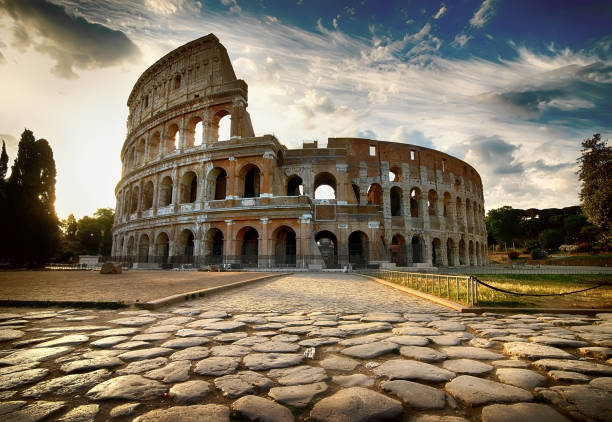 dawn over colosseum - ancient rome ancient past architecture imagens e fotografias de stock