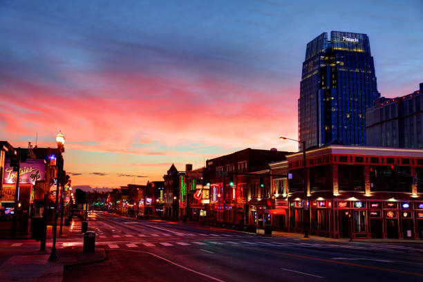 broadway en el centro de nashville, tennessee - nashville tennessee downtown district city fotografías e imágenes de stock