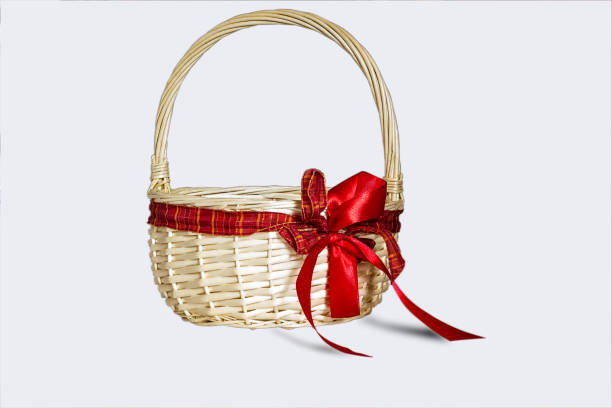 panier d’osier magnifique avec l’arc rouge isolé sur fond blanc - isolated on white bow gift homemade photos et images de collection