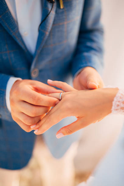 das brautpaar die ringe bei einer hochzeit wechseln - cluster verlobungsringe stock-fotos und bilder