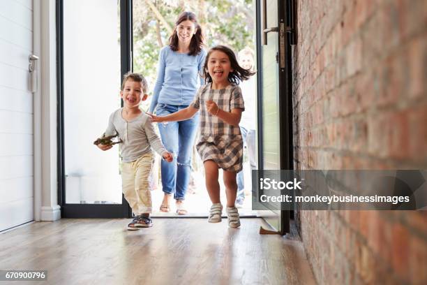Foto de Crianças De Chegar Em Casa Com Os Pais e mais fotos de stock de Vida doméstica - Vida doméstica, Porta principal, Mãe