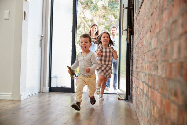 podekscytowany dzieci przybywających do domu z rodzicami - home interior arrival father family zdjęcia i obrazy z banku zdjęć