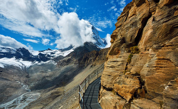 matterhorn mount in the clouds - on top of mountain peak success cold imagens e fotografias de stock