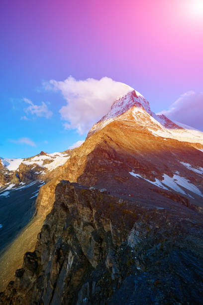 snow capped mountains - on top of mountain peak success cold imagens e fotografias de stock