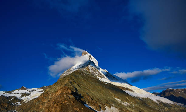 matterhorn mount in the clouds - on top of mountain peak success cold imagens e fotografias de stock