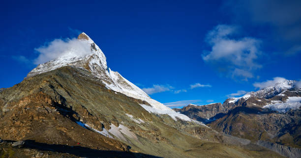 matterhorn zamontować w chmurach - on top of mountain peak success cold zdjęcia i obrazy z banku zdjęć
