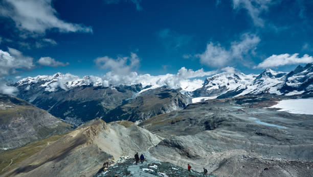 ośnieżone góry. góry alpejskie - on top of mountain peak success cold zdjęcia i obrazy z banku zdjęć