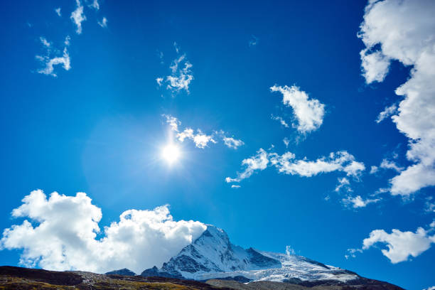 ośnieżone góry - on top of mountain peak success cold zdjęcia i obrazy z banku zdjęć