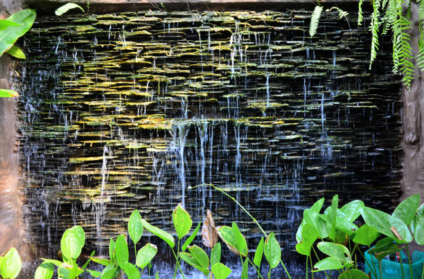 chute d’eau de jardin - fountain water stone falling water photos et images de collection