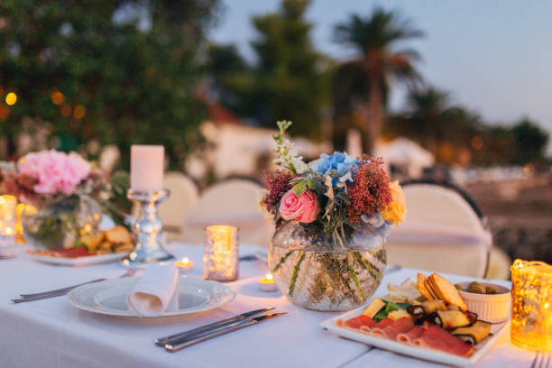 composizioni floreali sul tavolo da sposa in stile rustico. decorazioni nuziali con le proprie mani - wedding centerpiece foto e immagini stock