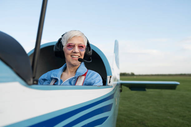 hermoso día para volar - pilot cockpit flying business fotografías e imágenes de stock