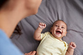 mutter-spielt-mit-neugeborenen-sohn-auf-bett-liegend-in-kindergarten.jpg?b=1&s=170x170&k=20&c=y_mpmdBtwQUWzFS3l64f-g5sDsEVwQeJJRBU5QU6vjg=