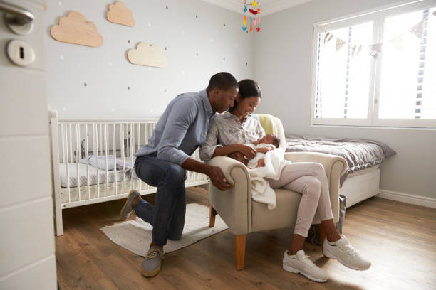 pais em casa do hospital com bebê recém-nascido no berçário - quarto de bebê - fotografias e filmes do acervo