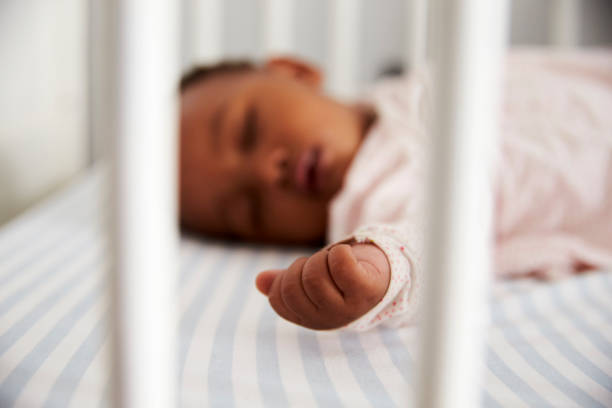 z bliska dziewczynka śpiąca w przedszkolu łóżeczko - sleeping baby zdjęcia i obrazy z banku zdjęć